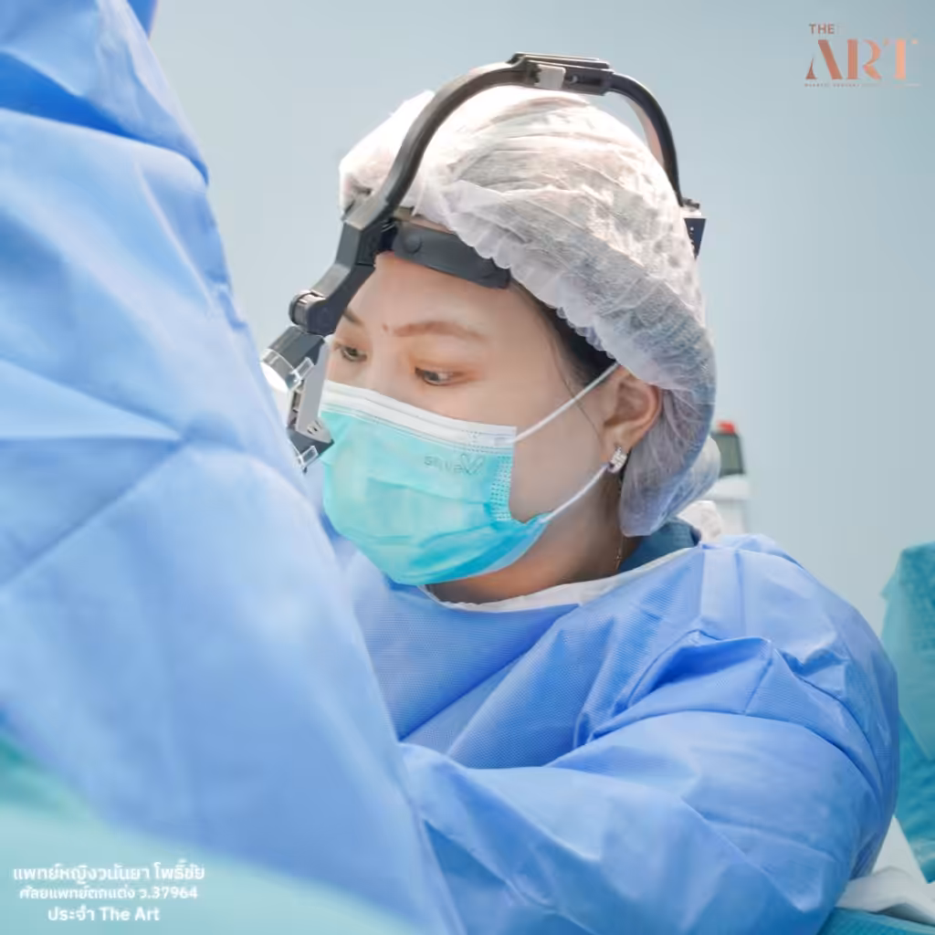 คุณหมอแวนดี้ ขณะผ่าตัดในห้อง OR ศัลยแพทย์ตกแต่งเฉพาะทางประจำ The Art Clinic