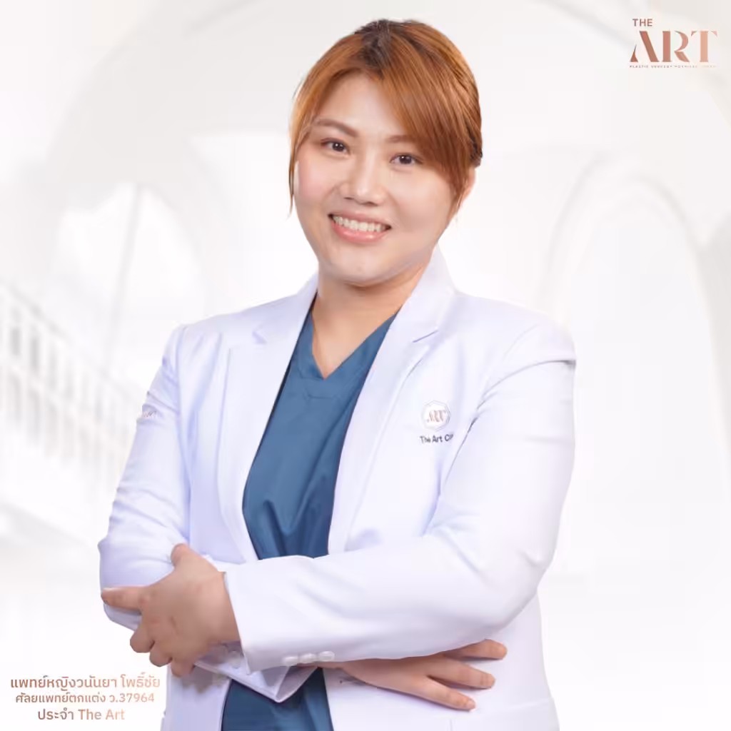 คุณหมอแวนดี้ ศัลยแพทย์ตกแต่งเฉพาะทางประจำ The Art Clinic ในชุดกาวน์สีขาว